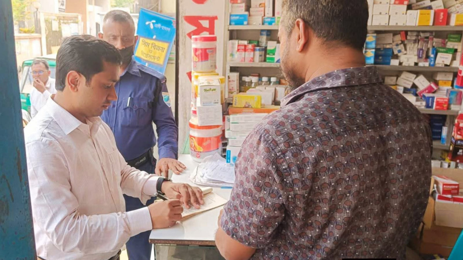 মনোহরদীতে মেয়াদোত্তীর্ণ ঔষধ রাখায় দুই ফার্মেসীকে ১০ হাজার টাকা জরিমানা